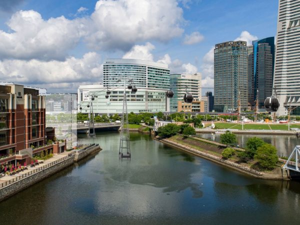 運河パーク側から見た様子(イメージ/横浜市提供)。ルートや支柱の設置場所に配慮したほか、</br>ゴンドラのデザインにもこだわった。ゴンドラは冷房を完備。運行時間は午前10時~午後10時の予定