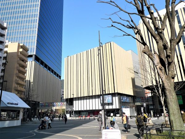 豊島区が力を入れている施策のひとつが、公園を核にしたまちづくり。その起点となったのが、2016年にリニューアルオープンした南池袋公園だ。園内には芝生の緑が広がり、サンシャイン60ビルなど池袋のビル街が見える