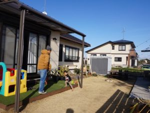 自宅の庭先で遊ぶ大川さん親子