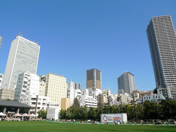 豊島区が力を入れている施策のひとつが、公園を核にしたまちづくり。その起点となったのが、2016年にリニューアルオープンした南池袋公園だ。園内には芝生の緑が広がり、サンシャイン60ビルなど池袋のビル街が見える