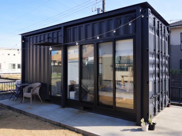 自宅の庭先で遊ぶ大川さん親子