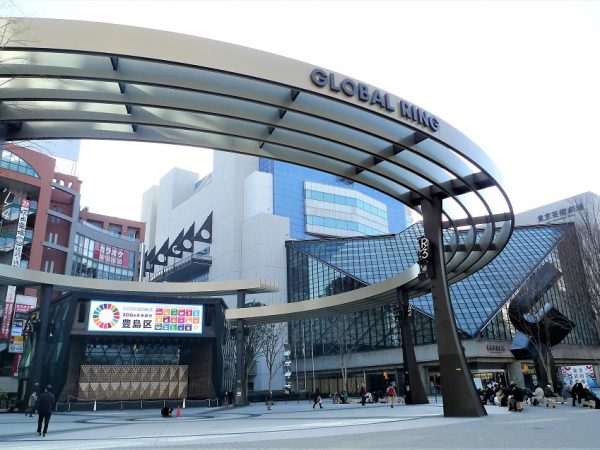 豊島区が力を入れている施策のひとつが、公園を核にしたまちづくり。その起点となったのが、2016年にリニューアルオープンした南池袋公園だ。園内には芝生の緑が広がり、サンシャイン60ビルなど池袋のビル街が見える