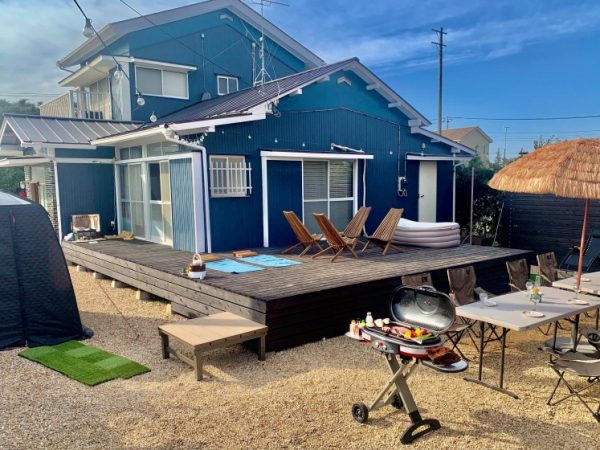 天井をはがし、白く塗装することで、南国のイメージに