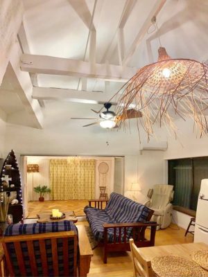 天井をはがし、白く塗装することで、南国のイメージに