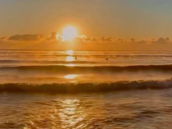 サーファー界のレジェンドといわれる吉川さんが、コーヒーをいれるカフェ「Atlantic Coffee Stand」