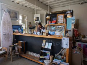 サーファー界のレジェンドといわれる吉川さんが、コーヒーをいれるカフェ「Atlantic Coffee Stand」
