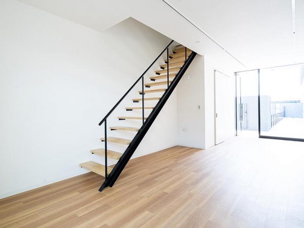 親子連れもよく訪れるという広い公園が目の前にある「classwork おおたがわ」。正面の4戸(Bタイプ)は公園からも店舗スペースがよく見えるため、お洒落さを印象付ける螺旋階段を設置してアイキャッチにしている