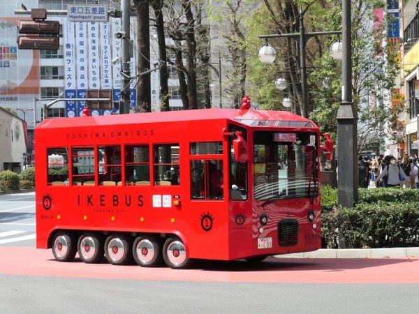 豊島区が力を入れている施策のひとつが、公園を核にしたまちづくり。その起点となったのが、2016年にリニューアルオープンした南池袋公園だ。園内には芝生の緑が広がり、サンシャイン60ビルなど池袋のビル街が見える