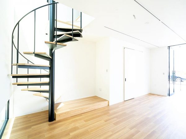 親子連れもよく訪れるという広い公園が目の前にある「classwork おおたがわ」。正面の4戸(Bタイプ)は公園からも店舗スペースがよく見えるため、お洒落さを印象付ける螺旋階段を設置してアイキャッチにしている