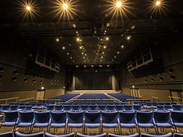 ▲スタンディングで最大1800人・シーティングで650席の設置が可能なイベントスペース『ジャパンパビリオン ホールA』。このほか最大207席の『ホールB』や、屋外の『中央広場』でもイベントの開催が可能となっている