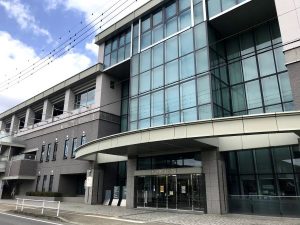 犬山市協働プラザ「わんまるーむ」は、犬山駅から徒歩5分の場所に位置する「犬山市民交流センター」の1階にある。館内には観光協会、社会福祉協議会、国際交流協会、フィットネスクラブ、パソコン教室などがあり、一日中多くの世代の人々が集う