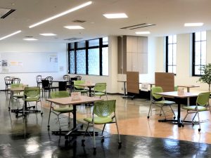 写真の交流スペースのほかにも、個室になったワーキングルームや、子ども連れでも利用できるキッズスペースなどもある