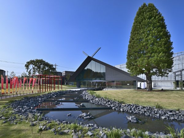 ▲武蔵野令和神社。正式名称は武蔵野坐令和神社(むさしのにます うるわしき やまとの みやしろ)。主祭神は天照大御神、相殿神は素戔嗚命。角川武蔵野ミュージアムと同じく隈研吾氏がデザインを監修した