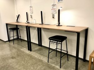 個人利用に最適な壁際のスペースには、充電用コンセントや専用のデスクライトも完備