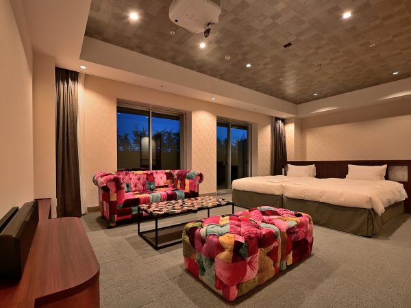 ▲「好きな物語に、泊まる。」を理念としたコンセプトホテル『EJアニメホテル』。客室ではコラボルームを展開し、人気アニメやコミック、ゲーム等の作品の世界観がそれぞれの部屋で演出されている