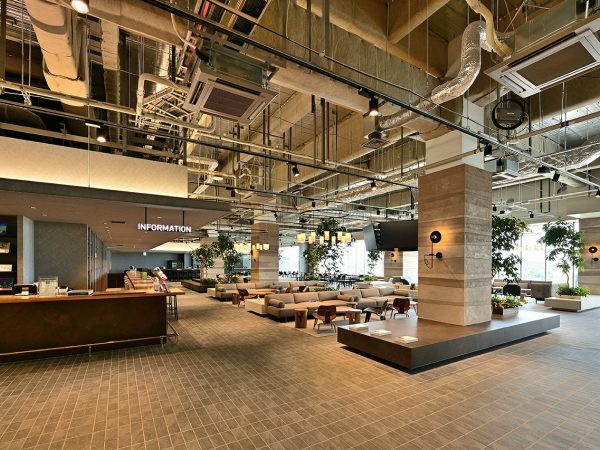 ▲ところざわサクラタウン内に開設されたKADOKAWAの新オフィス『所沢キャンパス』。約9,000m2という広大なフロアを“フィールド”と捉え、フロアの中にあえて高低差をつくり、それぞれの集落をイメージしてオフィス内に多様な居場所をつくるというコンセプトが面白い