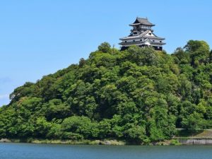 犬山市のシンボルともいえるのが、現存する日本最古の天守閣といわれる、国宝犬山城。また市内には、博物館明治村やモンキーパーク、キャンプ場など、子育て世帯に人気のスポットも多数ある