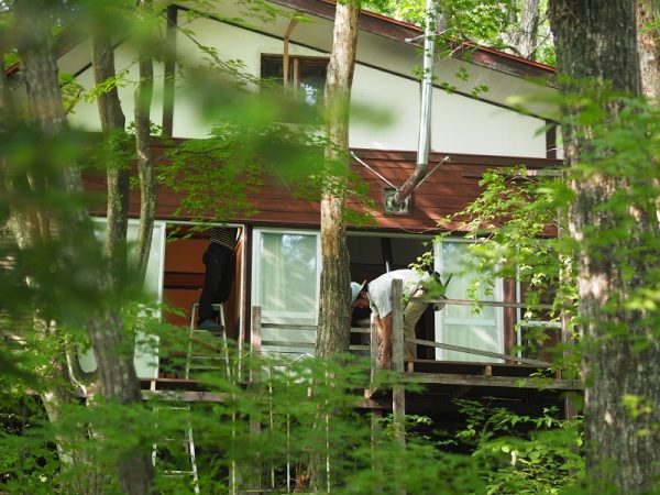 ゼロハウス北軽井沢の外観。木々に囲まれた昔ながらの別荘の風情だ(写真/YADOKARI。以下、特記以外はすべてYADOKARI)