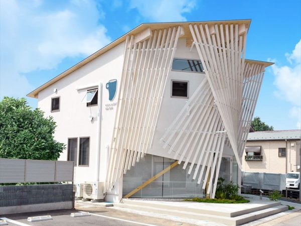 モンテネグロ会館の外観。右に見える既存樹木をよけるように建てた