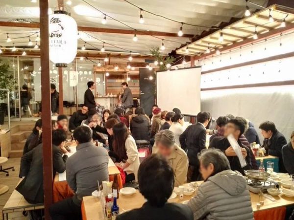 BETTARA STANDの内部。車輪付きの移動式タイニーハウスを組み合わせた空間だ