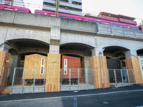 BETTARA STANDの内部。車輪付きの移動式タイニーハウスを組み合わせた空間だ