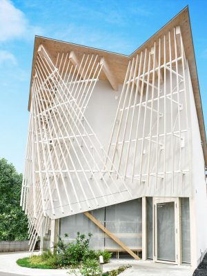 モンテネグロ会館の外観。右に見える既存樹木をよけるように建てた