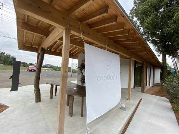 モンテネグロ会館の外観。右に見える既存樹木をよけるように建てた