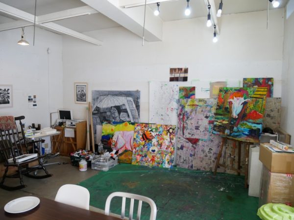 取材時、有料スペースはアーティストの作品が並べられたアトリエとなっていた。<br>「先日103を使って馬頭琴とホーミーの演奏家を招いた音楽イベントを開催したんですけど、当日現地を見たミュージシャンが、『アトリエに掛けてある絵をバックに演奏したら面白いんじゃないか』と言って、絵画と音楽のコラボレーションが実現しました。それまで関係のなかった人やモノが“つながる”ことを実感できた瞬間でした」と新見さん。<br>創作をする人にとっては、いろいろな人に自分の作品を見てもらうきっかけにもなり得る