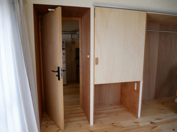 LDKから見た共有スペース。三者三様の趣味嗜好(しこう)がLDKに向かってお披露目されるのは面白い