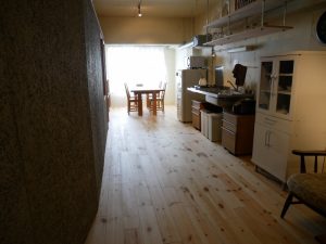 左側の壁で仕切られた場所が個室スペース。現在、中央のB室は入居済