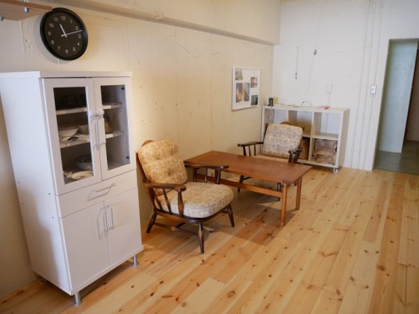 左側の壁で仕切られた場所が個室スペース。現在、中央のB室は入居済