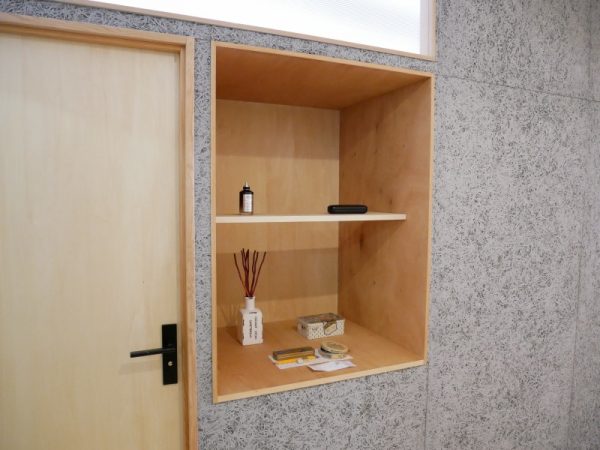 LDKから見た共有スペース。三者三様の趣味嗜好(しこう)がLDKに向かってお披露目されるのは面白い