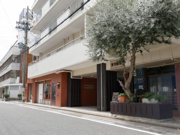 「新栄のわ」がある築40年のマンション。<br>パルルの一角にはドラマーの店主が無国籍料理を出す「食堂Bateria(バテリア)」がある