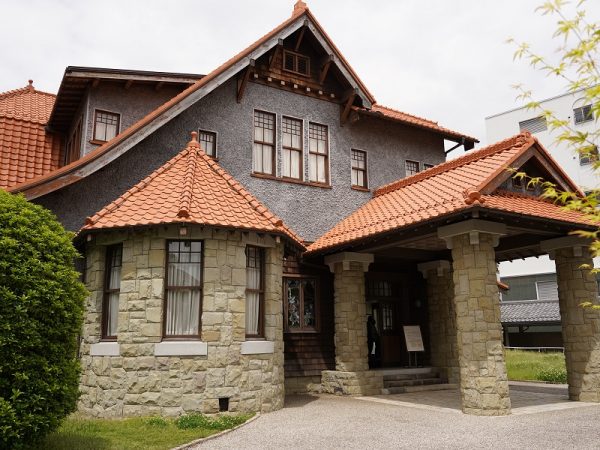 明治から大正期にかけて人気だった住宅メーカー「あめりか屋」の設計。名古屋地区に現存する同社の作品としては二葉館が唯一とされる。洋館の和室部分以外は名古屋市に建物が寄付されたときには失われており、データをもとに復元された。この洋館部分は当時のアメリカ住宅を原型としたバンガロー様式に基づいたものとされる