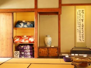 1階の旧婦人室。貞奴が使っていた三味線や桃介の書、火鉢などが飾られている。※火鉢はレプリカで、オリジナルは貞奴が岐阜県に創建した寺、貞照寺に保管されている