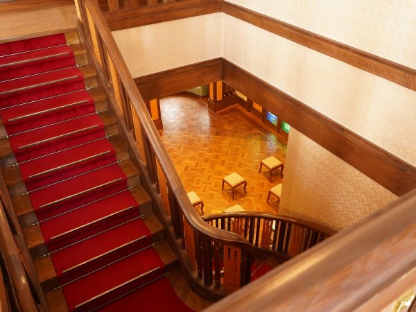 大広間の螺旋階段。エレガントな雰囲気で、2階のプライベートスペースから、芸妓、女優として人々を魅了してきた貞奴が降りてくる姿を想像してしまう。消防法の関係で創建時より幅が広められ、上部はほぼ直線に近い状態に変更された
