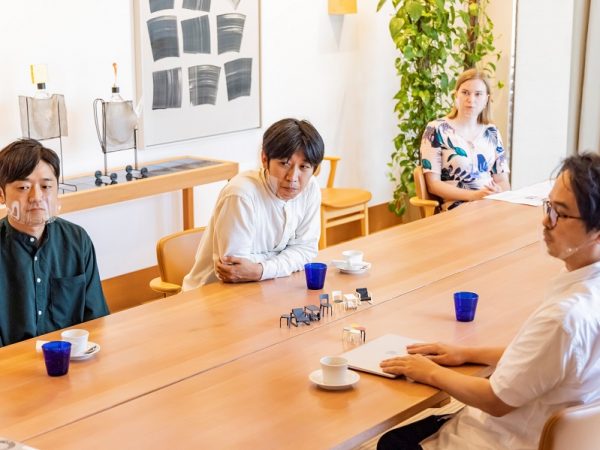 右から時計回りに、編集者の廣川さん、タカラトミーアーツの森川さん、分野さん、フィンランド大使館一等書記官のニーナさん (Photo:Natsu Tanimoto)