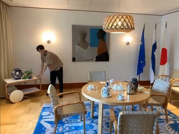 フィンランド大使館内にはガチャのラインナップになっている「901 ティートロリー」も(オンライン発表会映像より抜粋)。大使館は国の“顔”となるため、フィンランド外務省のインテリアグループが家具など主なことを決めているが、クッションやカーテンなどはそのときの大使夫人の好みや雰囲気に合わせて選ばれているとか