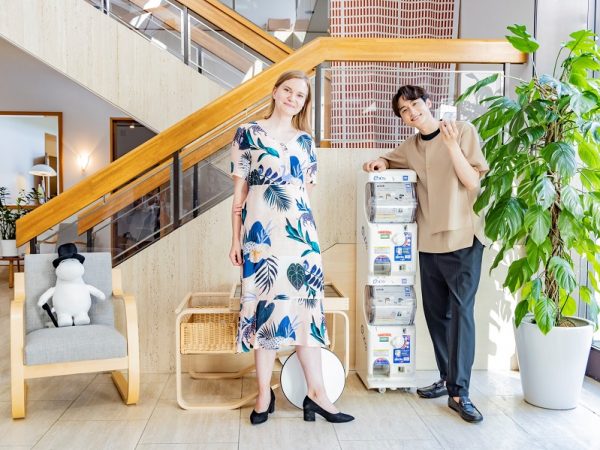 フィンランド大使館内にはガチャのラインナップになっている「901 ティートロリー」も(オンライン発表会映像より抜粋)。大使館は国の“顔”となるため、フィンランド外務省のインテリアグループが家具など主なことを決めているが、クッションやカーテンなどはそのときの大使夫人の好みや雰囲気に合わせて選ばれているとか