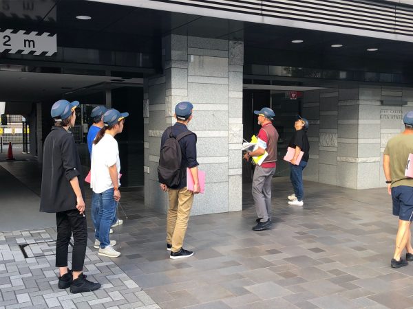 共用部の修繕・補修箇所を確認する管理組合理事会のメンバー