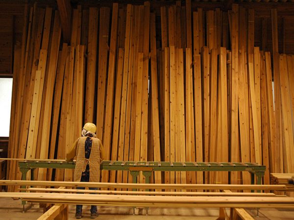 根羽村森林組合が運営する製材工場。林業の発展のため、そして村民の働く場ともなって村の暮らしに貢献する