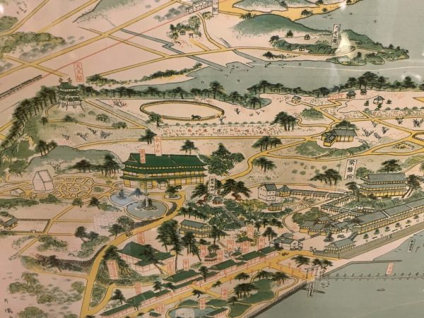 昔のパンフレットに描かれた竹島周辺の景色。ホテルの位置が今と違うため、おそらくホテル建設計画前のものだとされる。<br>安川氏のブログによると「以前先輩に、この鳥瞰図のホテルの屋根には天守閣がないが、国に国際観光ホテルに申請する際、遠く伊勢・鳥羽まで見渡せるようにという指示があり天守閣を増設したと教わりました」とある。さらにこの話を正しいとするなら「(ホテルに)天守閣を増設するだけでなく、ホテルの規模そしてさらに(丘の)上段にホテルを建設したということが考えられます」とのこと。左上に描かれた天守閣とホテルを合体させて丘の上部に建設したという見立てもできそうだ(写真提供:蒲郡クラシックホテル)