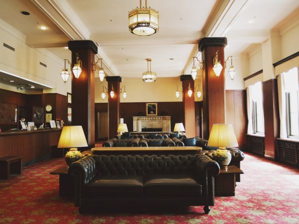 取材に対応してくださった支配人の安川氏(写真右)と、広報の山本氏(左)。山本氏は「何か出てこないかな~」と地面を掘っていることもあるとか。「蒲郡ホテル」時代はホテルの裏手に製陶所が作られていたため、今も敷地内には陶器のかけらなどが残されているのだそう