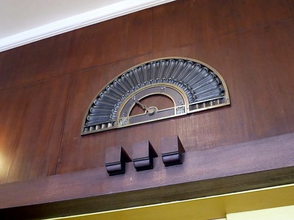 取材に対応してくださった支配人の安川氏(写真右)と、広報の山本氏(左)。山本氏は「何か出てこないかな~」と地面を掘っていることもあるとか。「蒲郡ホテル」時代はホテルの裏手に製陶所が作られていたため、今も敷地内には陶器のかけらなどが残されているのだそう