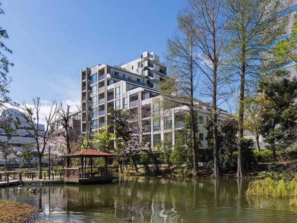 <b>宮島 正治:</b>三菱地所レジデンス株式会社 代表取締役 社長執行役員。東京都出身。慶応義塾大学法学部卒業後、1987年4月三菱地所株式会社入社。グループ執行役員 兼 三菱地所レジデンス株式会社 取締役 専務執行役員などを経て、2017年4月グループ執行役員 兼 三菱地所レジデンス株式会社 代表取締役 専務執行役員。2020年4月に社長就任、現在に至る