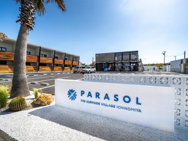 右手の建物が2020年9月にオープンしたクラブハウス。左がアパートメント、奥が分譲地となる