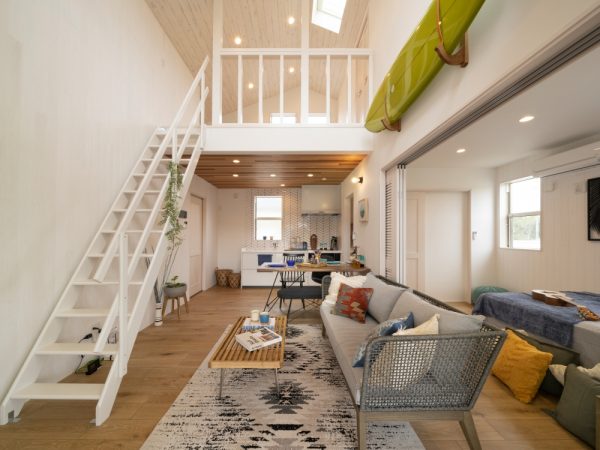 青空に映えるサーファーズハウス。</br>レジデンス全戸に花ブロックとパームツリーをセットして、外構を美しく統一感のあるものにしている