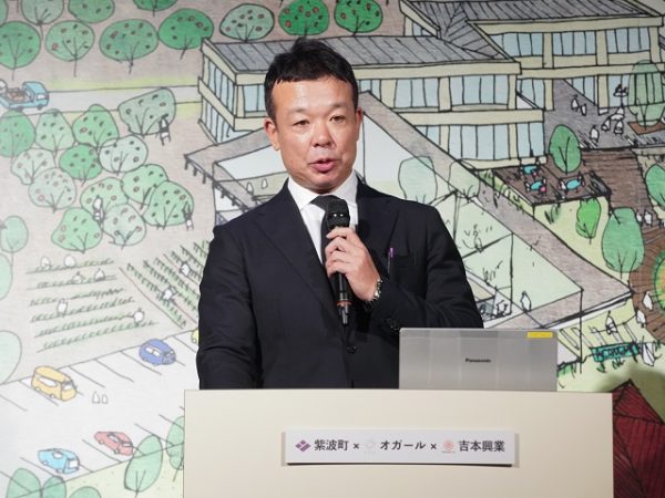 紫波町の町の花、「ききょう」の色でもある紫色の法被を身にまとい、株式会社よしもとエリアアクション、岩手県紫波町、株式会社オガールの3者により包括提携協定締結式が執り行われた