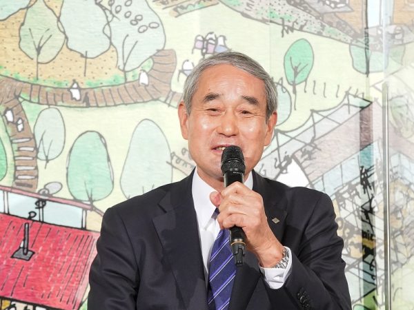 ノウルプロジェクト共同記者発表会の様子。左より、司会 アンダーエイジ(岩手県住みます芸人)の二人、株式会社よしもとエリアアクション 代表取締役社長 泉 正隆氏、岩手県紫波町長 熊谷 泉氏、株式会社オガール 代表取締役 岡崎 正信氏、トークセッションゲスト地域再生プロデューサー 清水 義次氏、モデレーター雑誌「経済界」元編集長 古賀 寛明氏