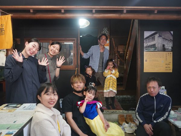 近隣の商店街にも老若男女が行き交い賑わう